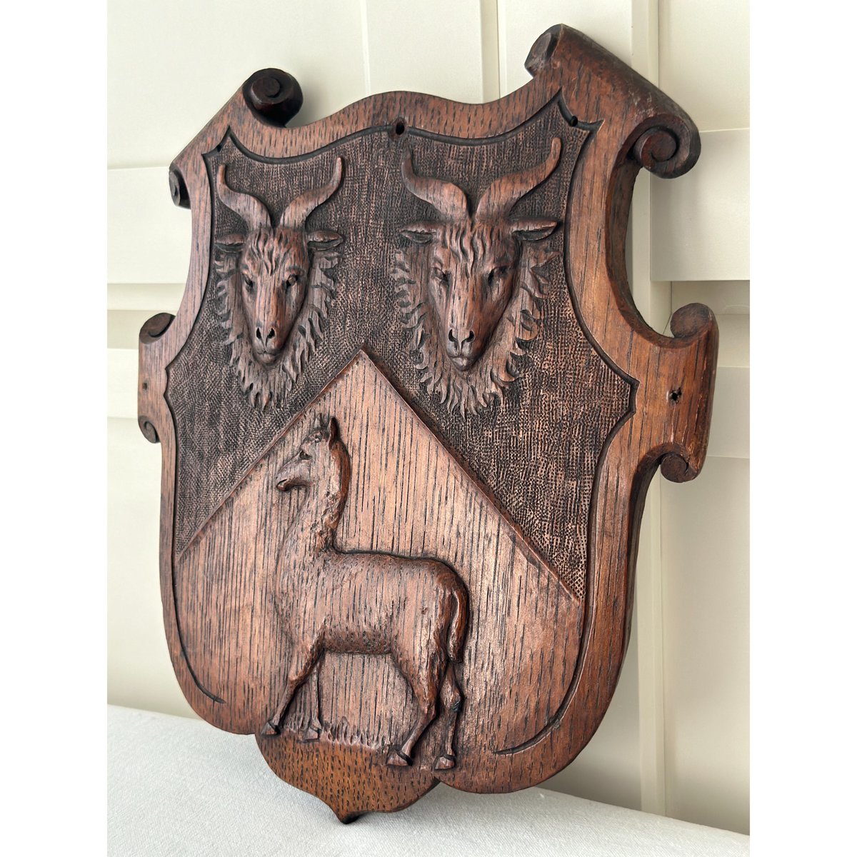 ☆アンティーク彫刻装飾の盾の壁掛け ☆アンティーク彫刻装飾の盾の壁掛け