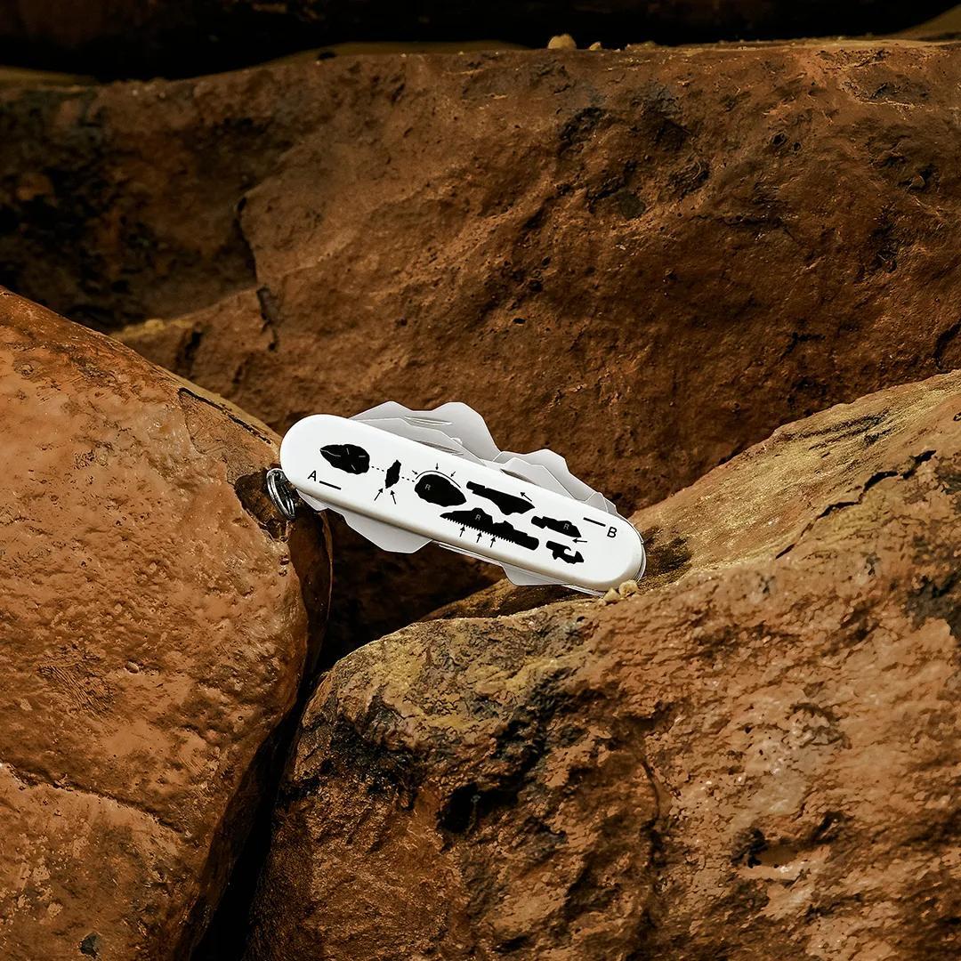 ビクトリノックスとOff-White™ | ビクトリノックス・ジャパン