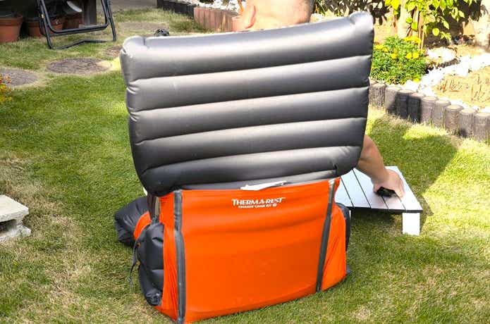 マットって寝るだけなのに嵩張る」→じゃあチェアにしちゃえ！な新発想