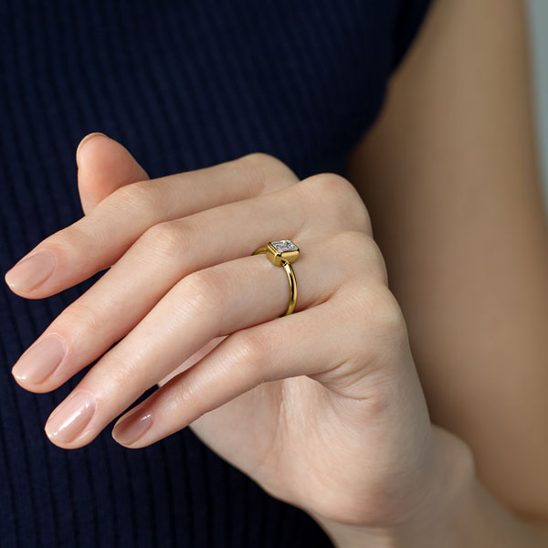 K18YG トランク エメラルドカット ベゼル リング 1.0ct｜婚約指輪