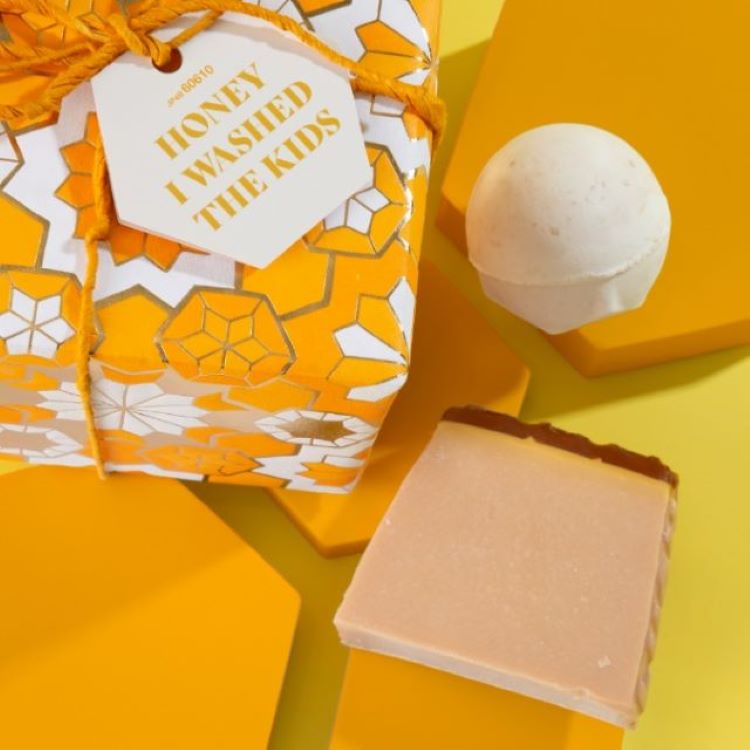 LUSHのLUSHベストセラー みつばちマーチギフトを贈る | カジュアル