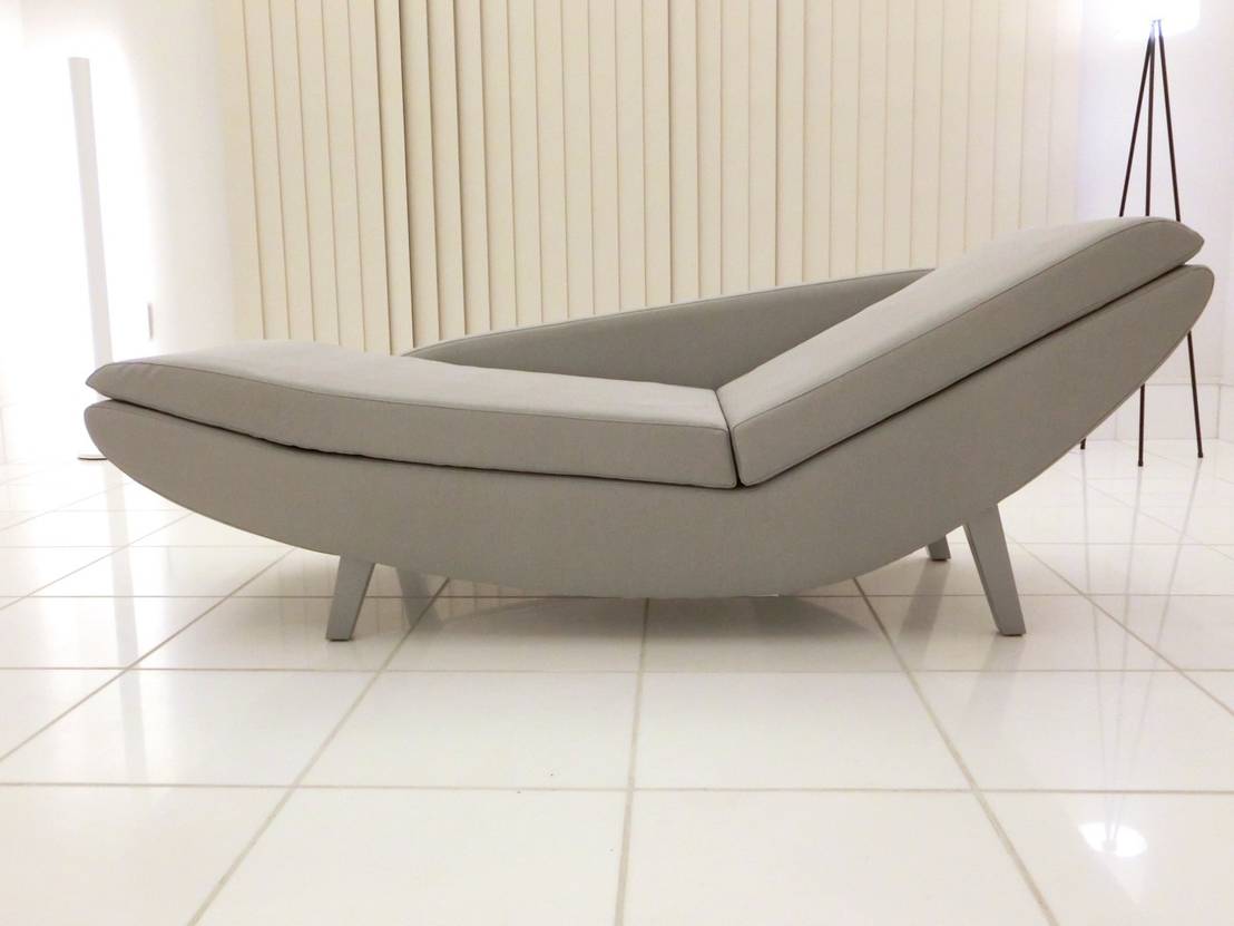 雲に抱かれる心地よさ…岩盤のデザイン家具「HEALINGストーンカウチ