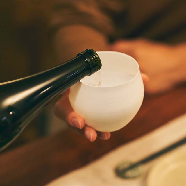 ワイングラスに学んだ日本酒器セット エッグシェル｜食卓の道具｜中川