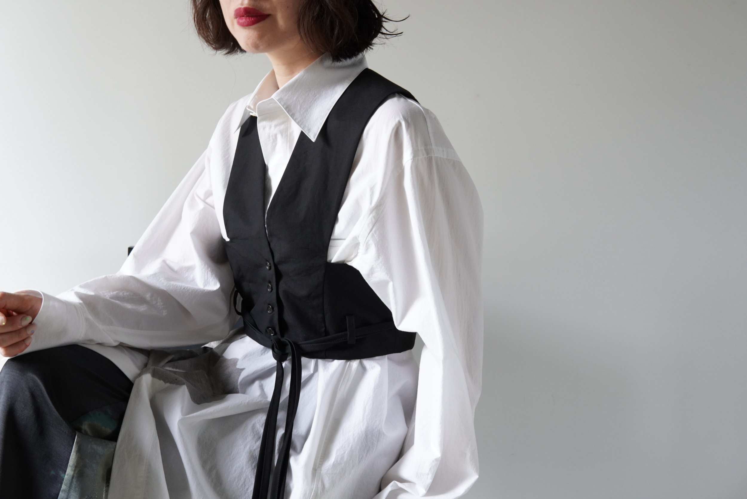 little suzie ： Curve Cut Out Short Gilet / 通販 MASU （エム