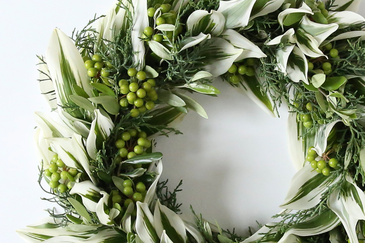 8月「夏のリース」。スモーキーなリーフが主役、モダンなインテリアに