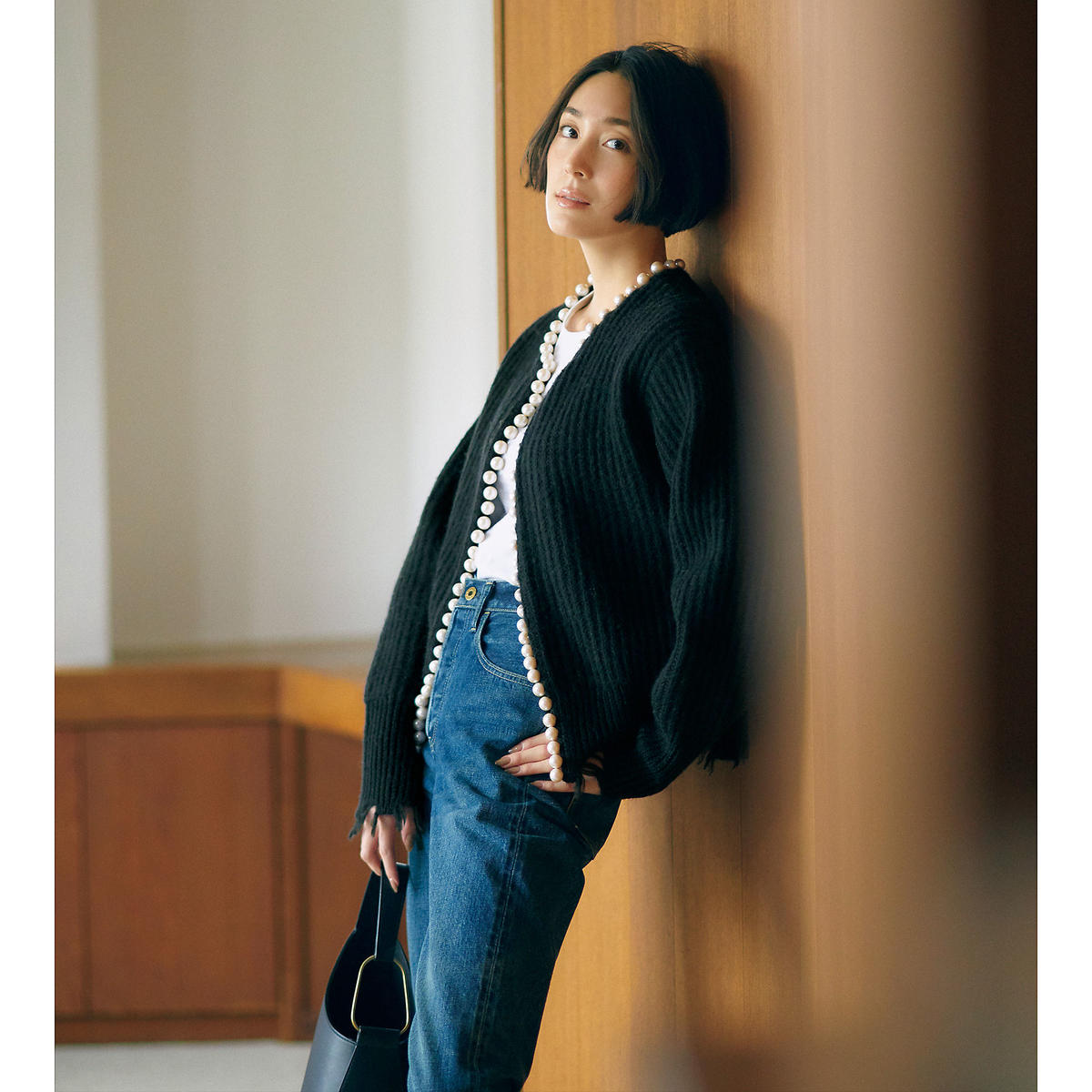 MADISONBLUE」のパールカーディガンで着こなしに華やぎを｜Web eclat