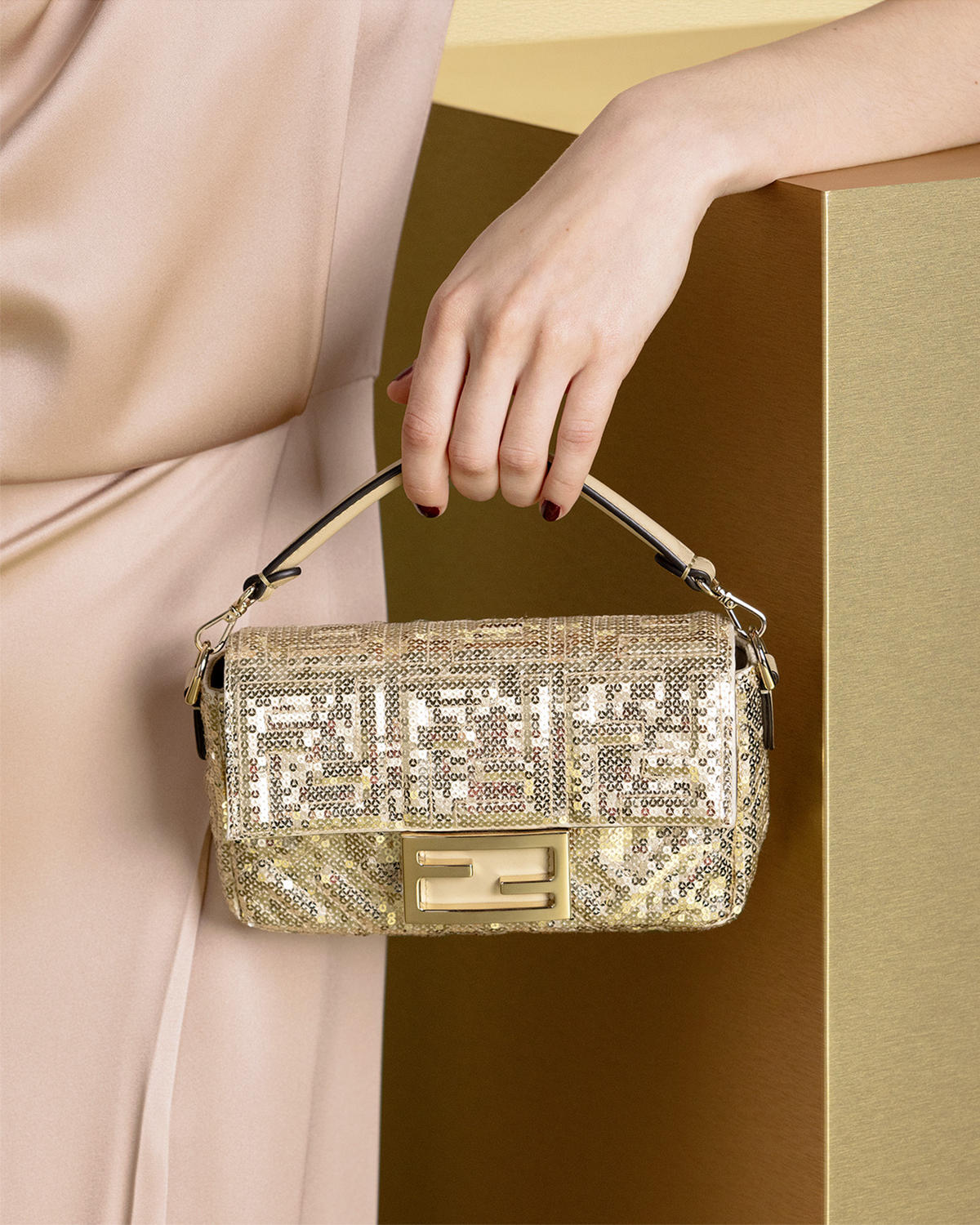 フェンディ』のきらめくミニバッグが冬の相棒！ お出かけコーデを