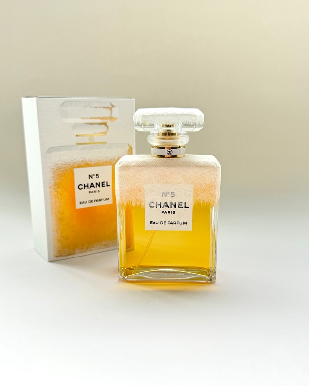 シャネル N°5 ホリデー 2024のフレグランスをエディターがレビュー