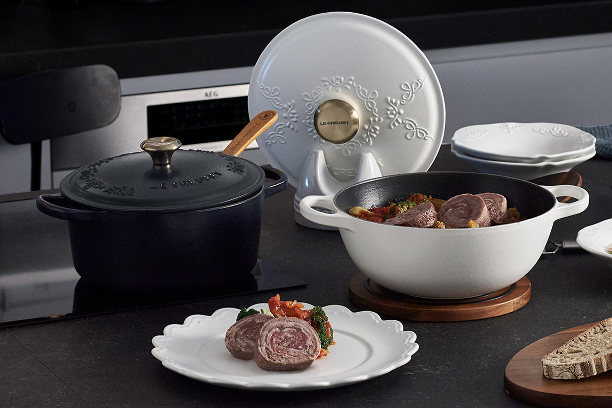 ル・クルーゼ】の定番鍋やストーンウェアがホリデーシーズン仕様に