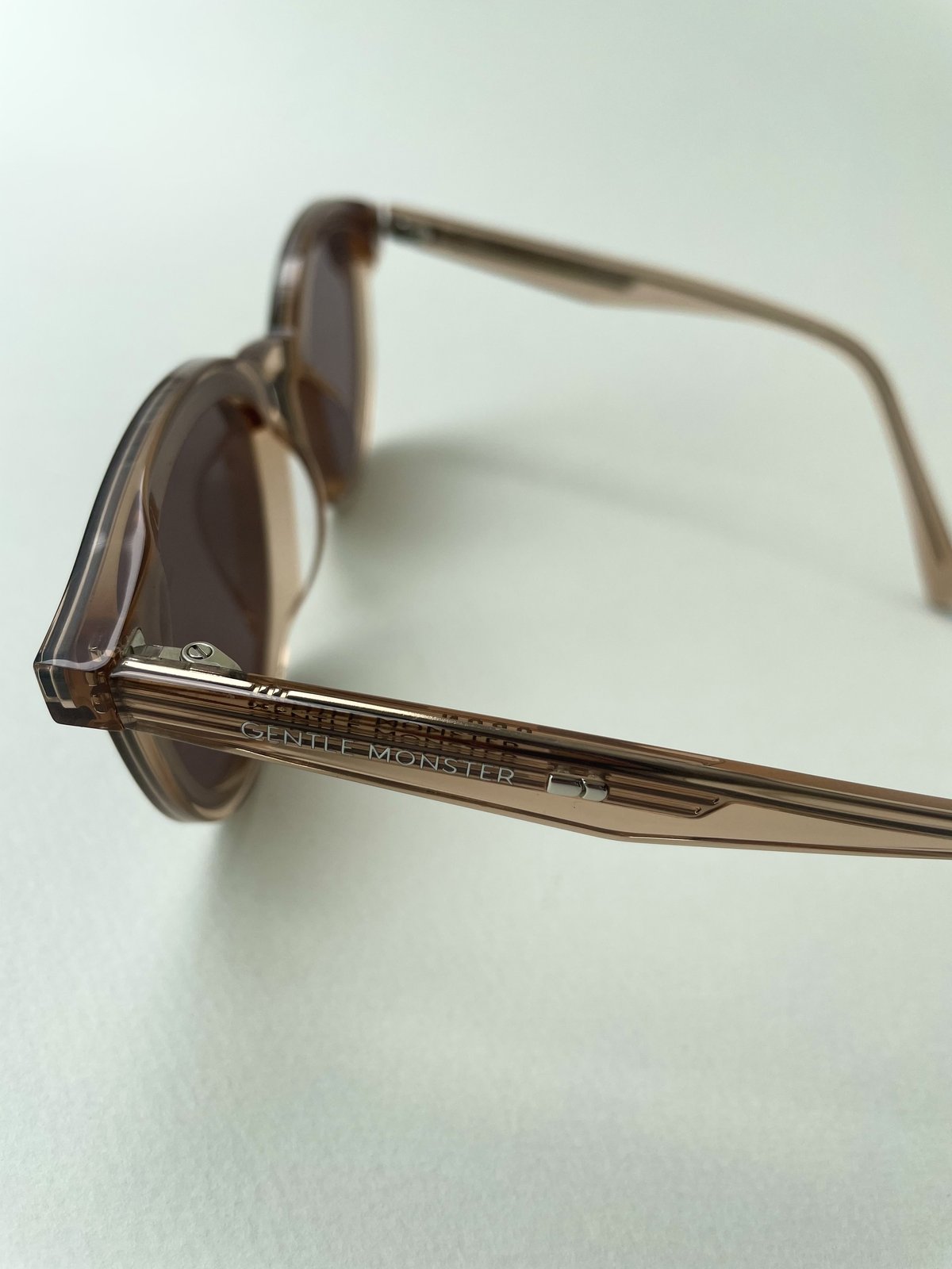 平たい顔の大人をおしゃれに見せるサングラス、【ジェントルモンスター
