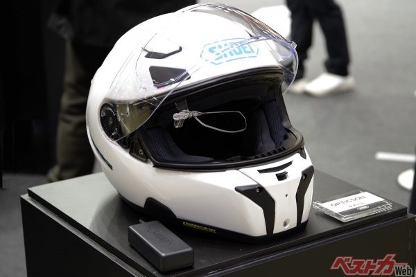 SHOEIのスマートヘルメット「オプティクソン」は視界に情報が浮かび