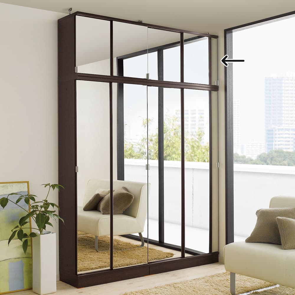 効率収納できる段違い棚シェルフ ［突っ張り上置き ミラー扉タイプ