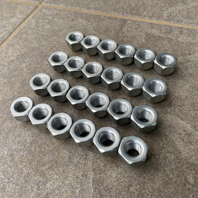 新車外し トヨタハイエースバン純正ホイールナット 6穴の通販 by