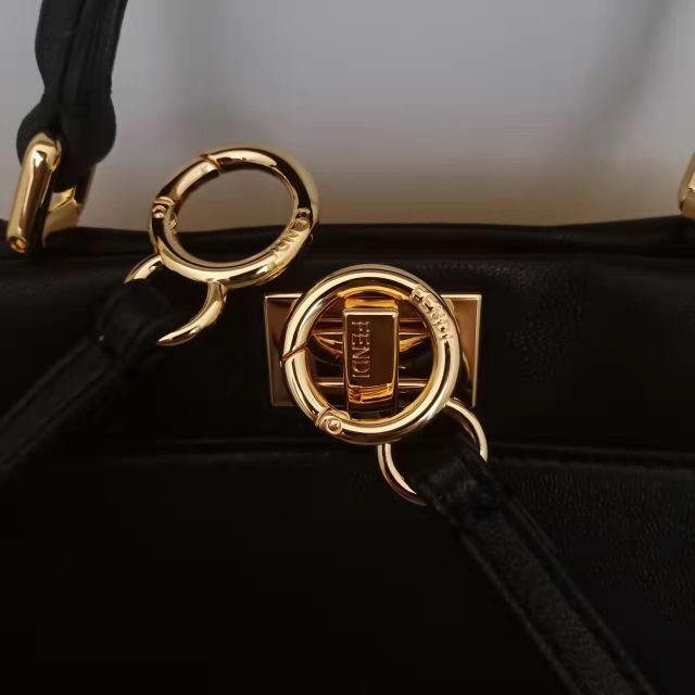 FENDIピーカブーアイコニックエッセンシャリー,ワンダーズキーホルダー