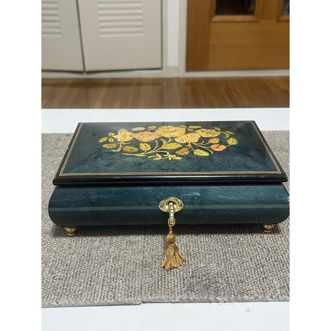 新品】ROMANCE オルゴール 高級 象嵌装飾 ジュエリーボックス 鍵付きの