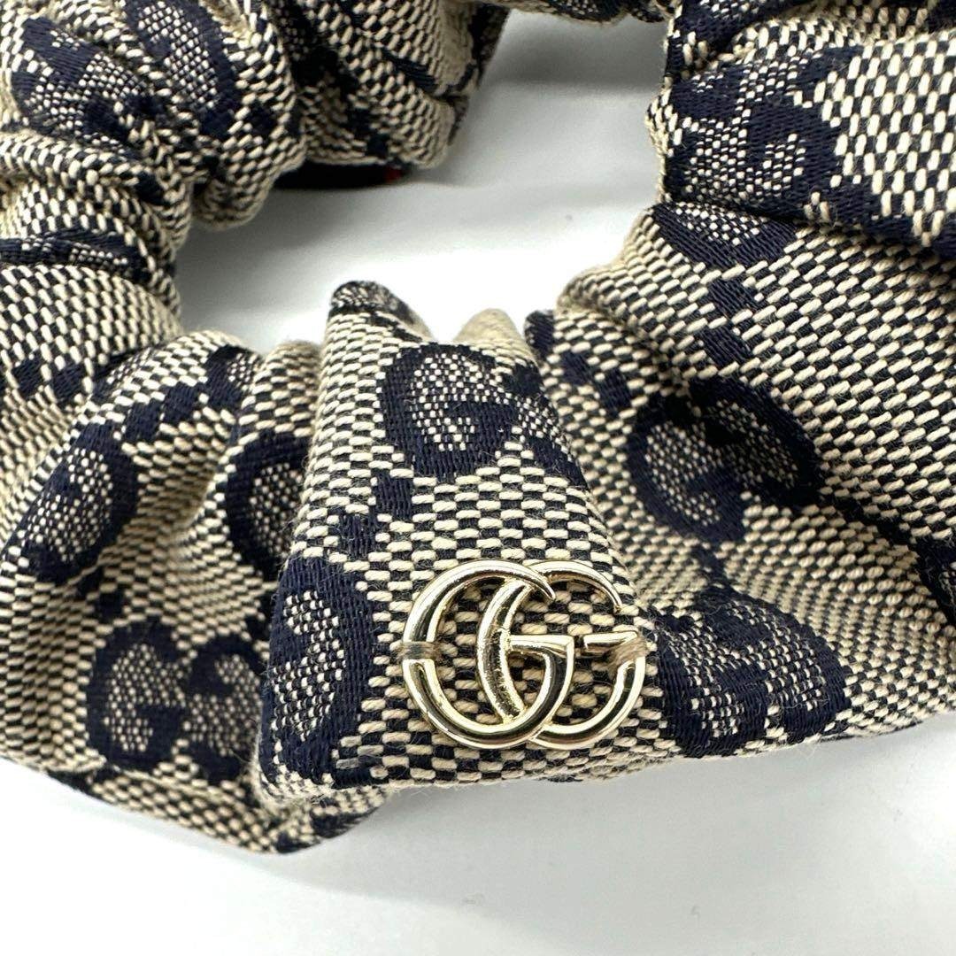 GUCCI - GUCCI GGパターン ゴールドロゴ シュシュ ネイビー/グレーの