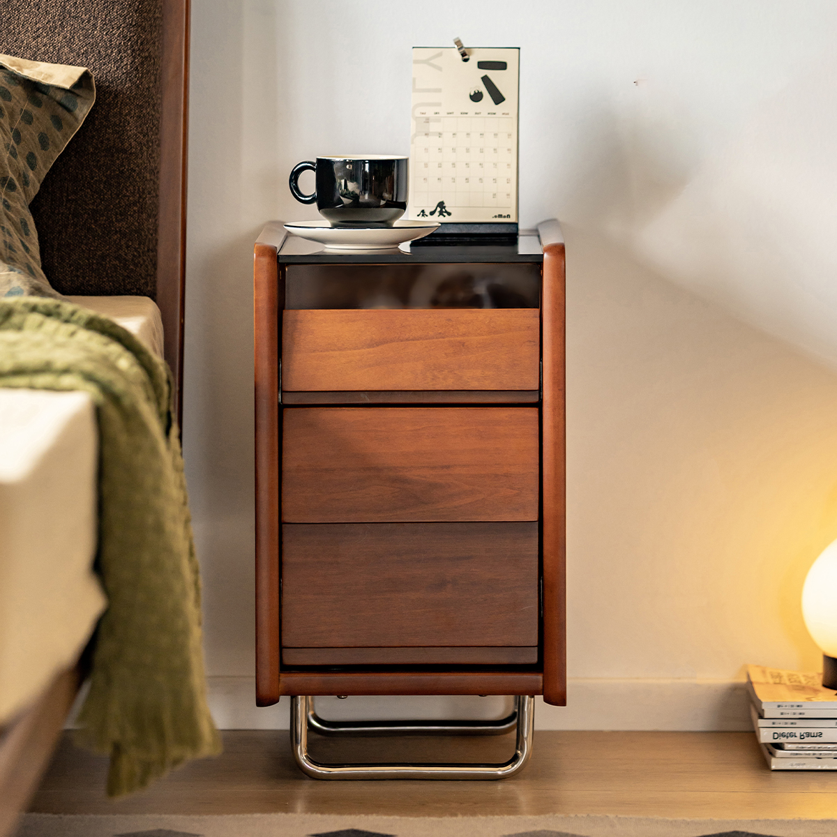 Woody Prime Boxツゲ材 スリムナイトテーブル | 小さな空間に収まる