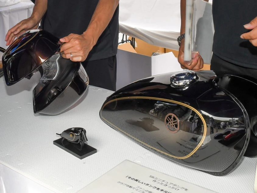 SR400」最終限定車のタンクがミニチュアに！ 仕事中にも眺めていたい