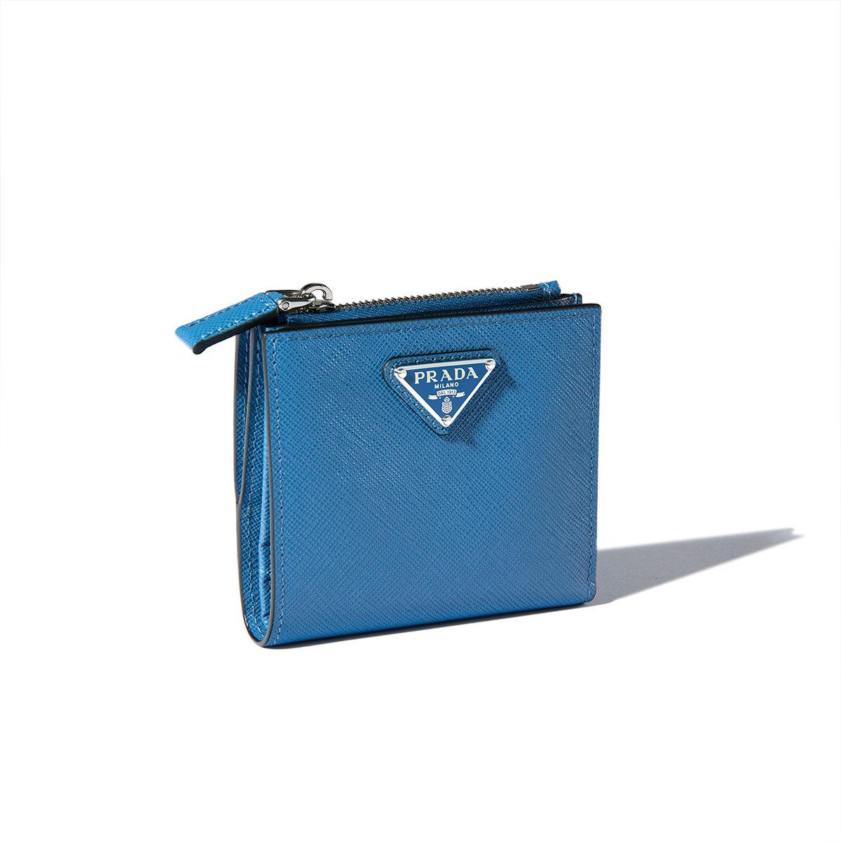 04.プラダ｜トライアングルロゴが引き立つ新色のブルー【冬ボーナスで