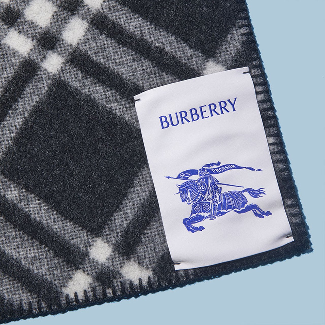 バーバリー】大人が選ぶべき新作小物5選。財布からマフラーまでアイ