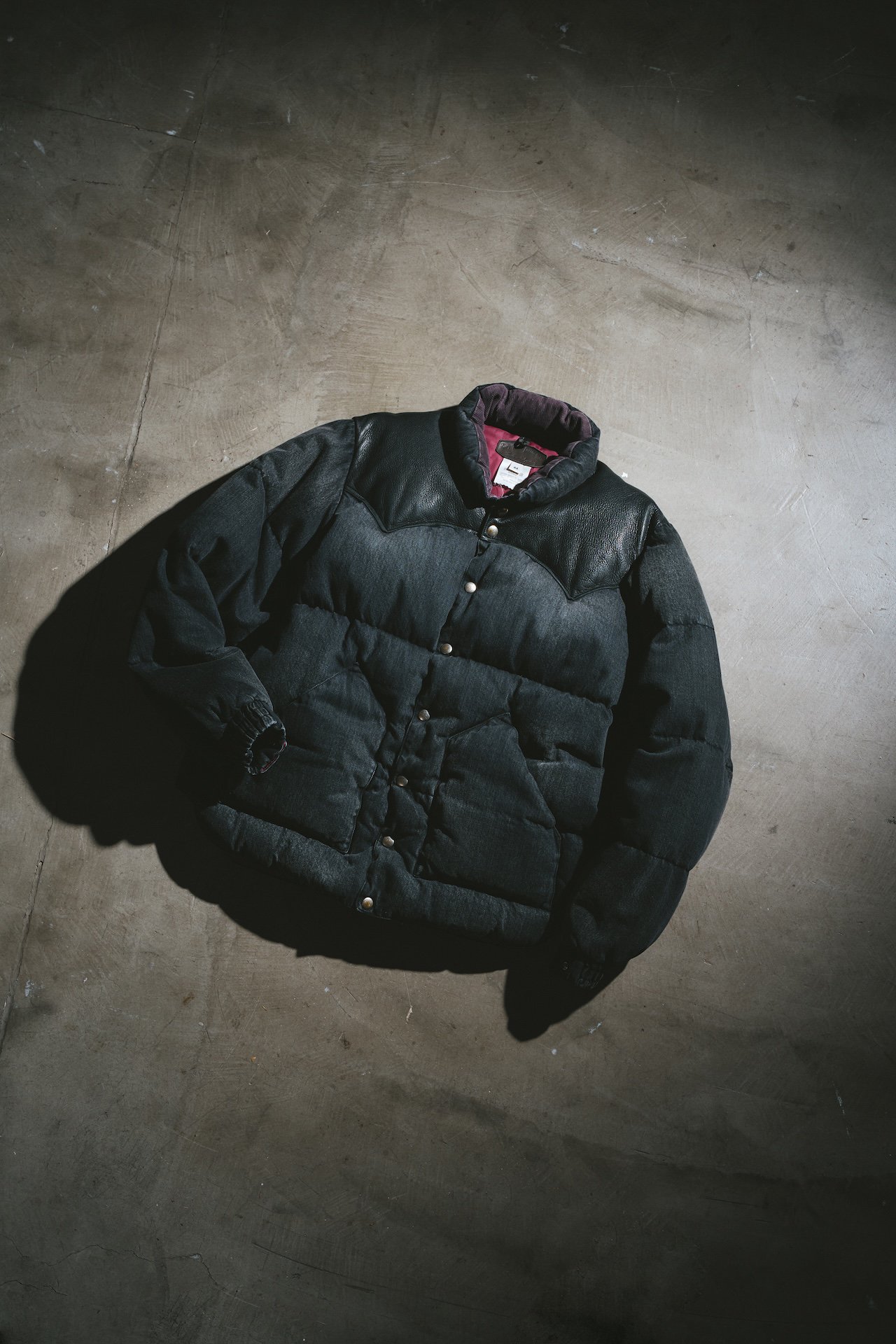 差がつく大人の黒ダウン】デニムとカウレザー、異なる2つの黒で仕立て
