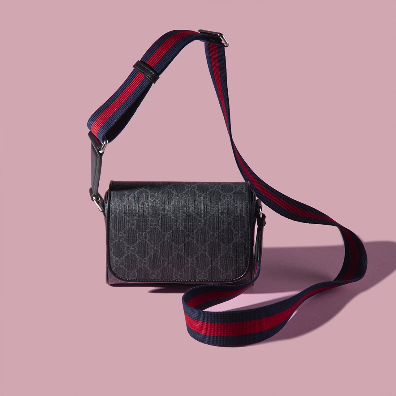 GUCCI】GGパターンの財布＆ミニバッグに、旬の「薄底」スニーカーも