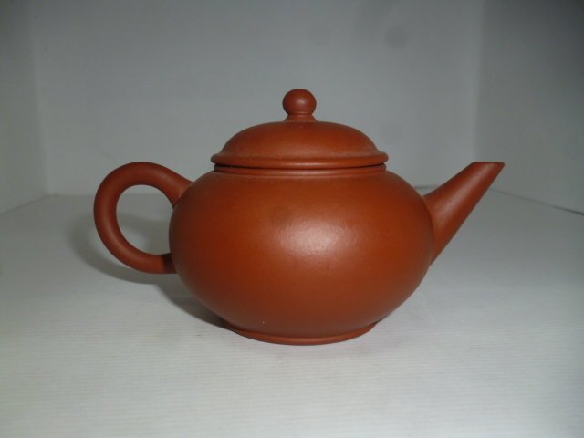 60年代末期外銷四六章「中國宜興」 平底矮肚純紅泥水平標準壺(俗稱:紅