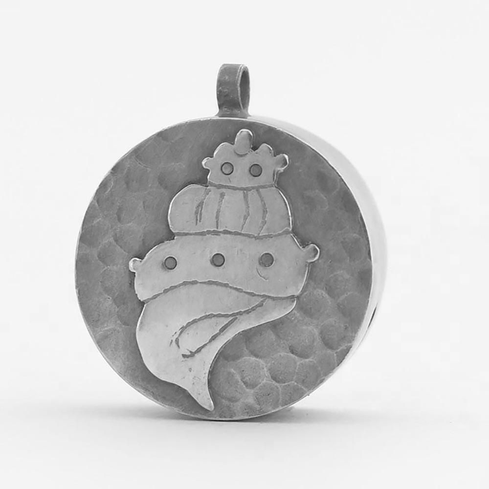 イソガワクミコさんの「吉祥すず」（富士）シルバー