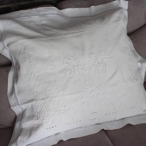 フランス製アンティーク 刺繍枕カバーのやわらかな触感