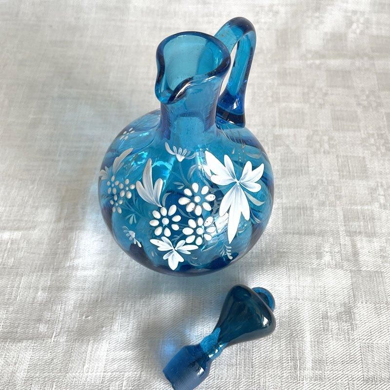白花エナメル蓋付き ブルーガラス瓶 水差し美しい花モチーフ