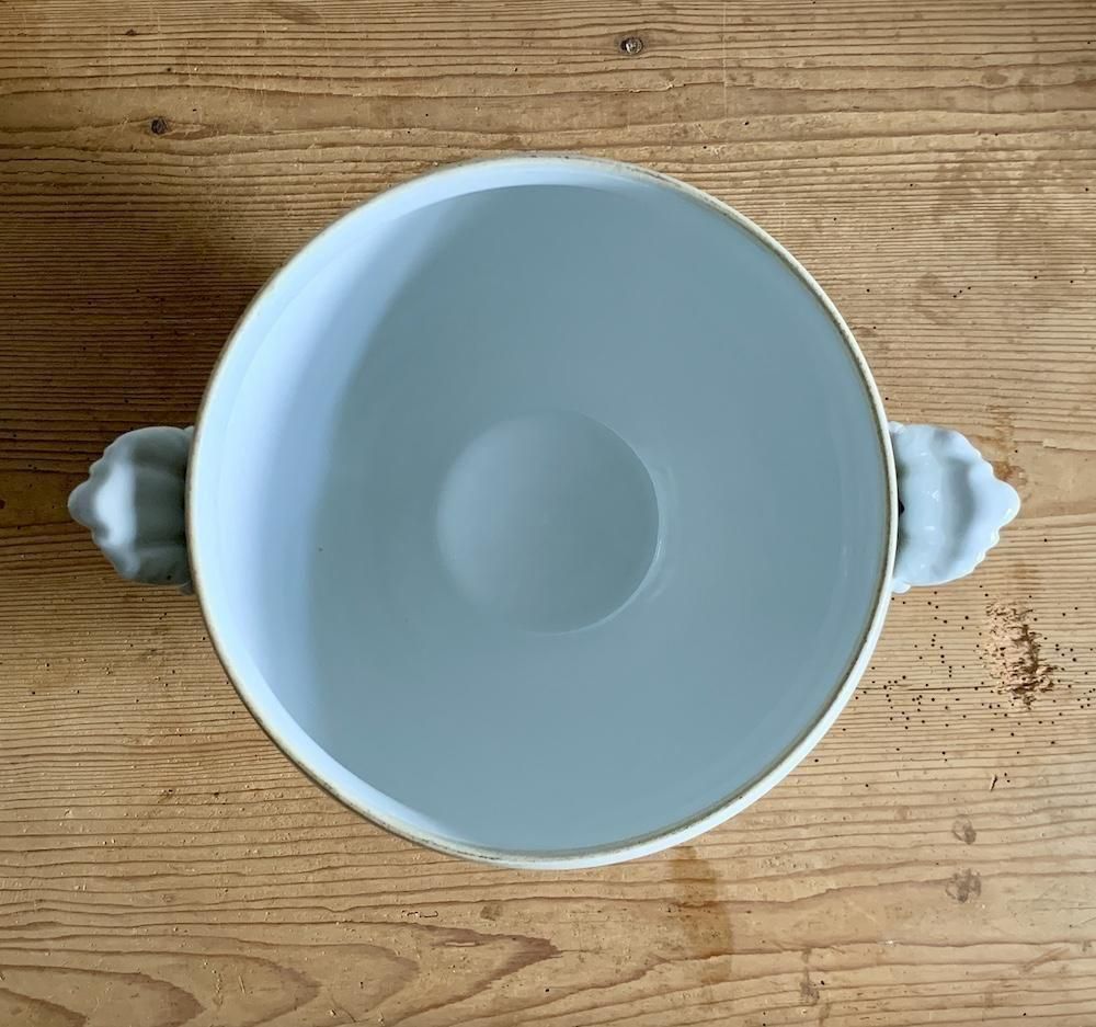 フランス製アンティーク陶器スーピエールの存在感