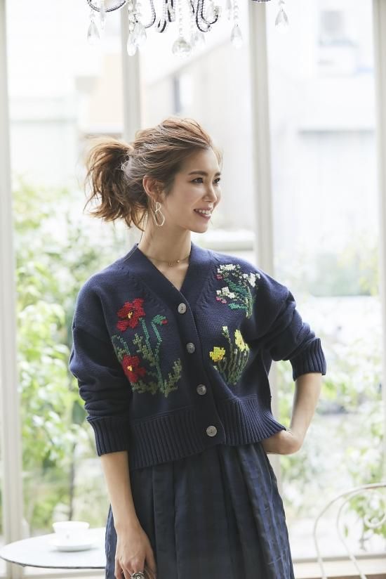 フラワー刺繍Vネックカーディガン(ネイビー) - seventen