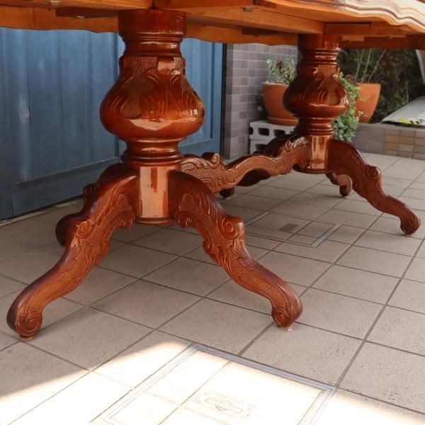 イタリア伝統の象嵌細工が施されたダイニングテーブルです。クラシック