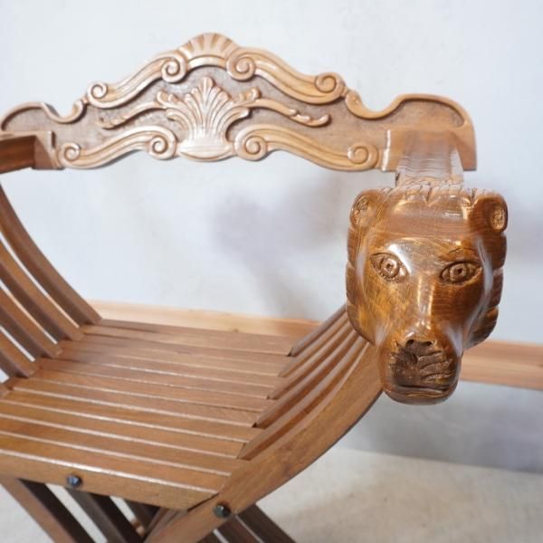 イタリアの伝統家具サヴォナローラチェアです。美しい彫刻が目を引く