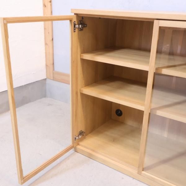 人気の無印良品(MUJI)のオーク材 キャビネット・ガラス扉です