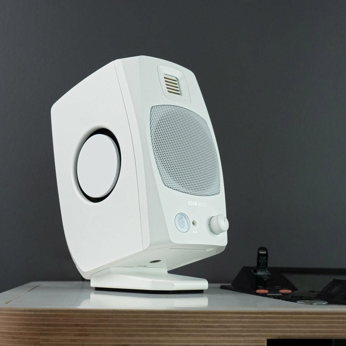 ADAM AUDIO D3V White | ADAM Audioの高品質なサウンドをデスクトップで！