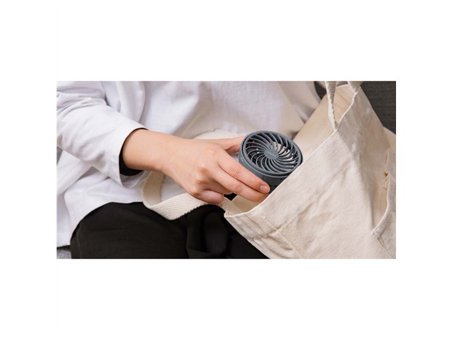 日傘やリュックの肩紐にも挟める、4WAYタイプのハンズフリーファン