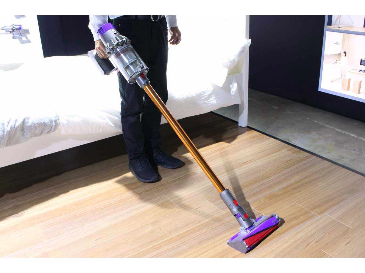 コード付きより強力!? ダイソン新コードレス掃除機「V10」の威力とは