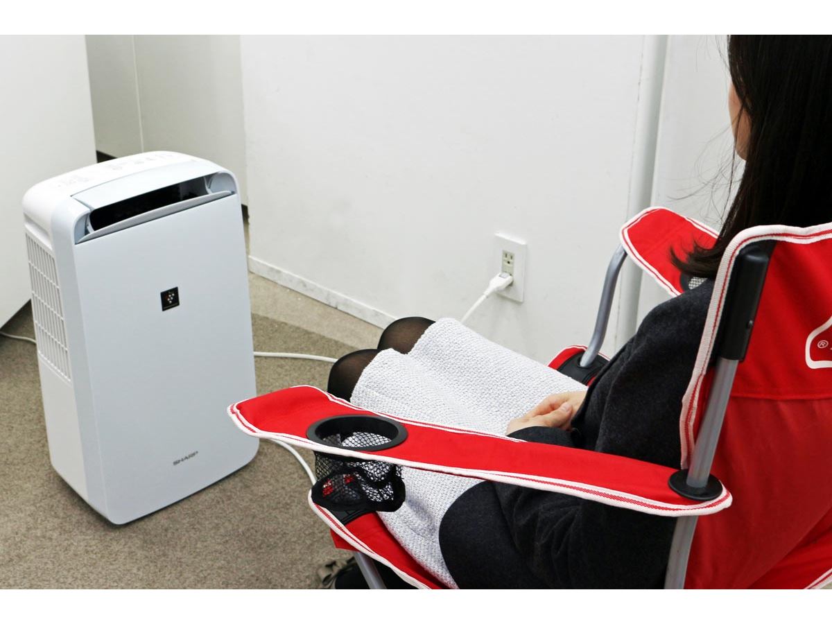 除湿しながら冷たい風で涼めるシャープの冷風機能付き除湿機