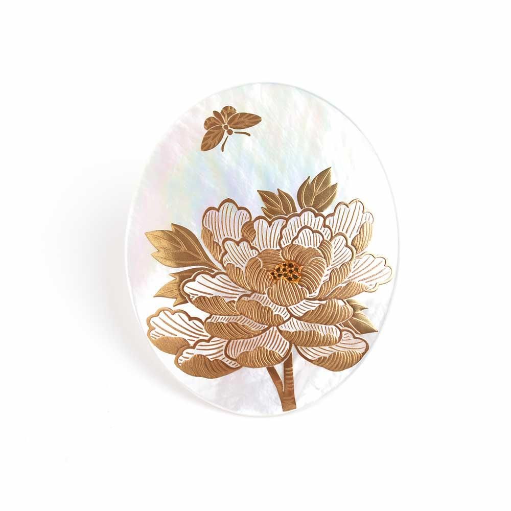 予約販売】蝶に牡丹蒔絵 白蝶貝ブローチ - うるしアートはりや通販