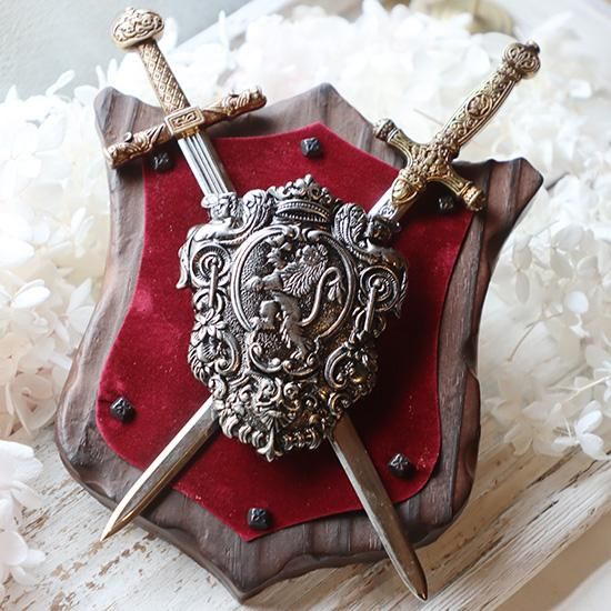 盾と剣の壁掛け（赤・銀） - 海福雑貨通販部