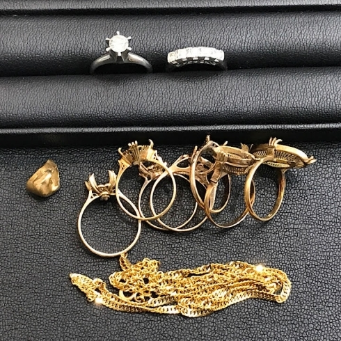 遺品整理・生前整理で切れたネックレス・石のとれた指輪などの出張買取