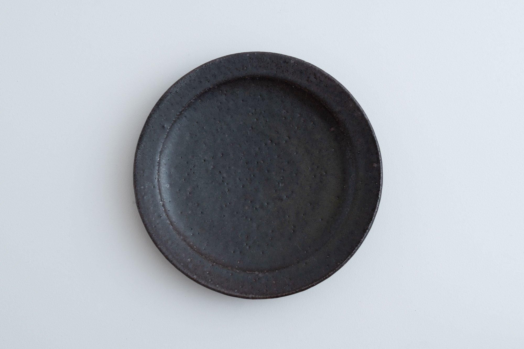 黒釉7寸リム皿｜掛江祐造｜紡ぎ舎（つむぎや）