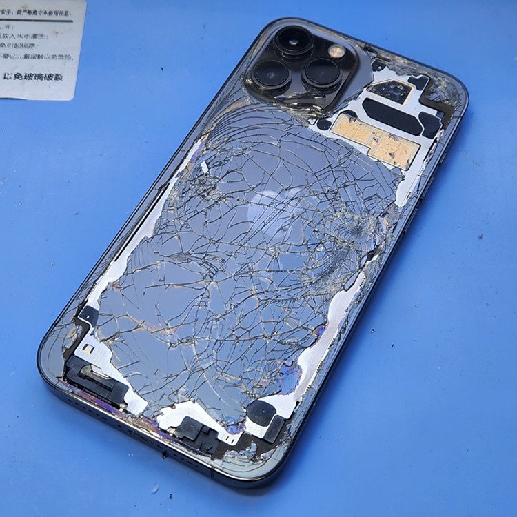 iPhone12ProMax バックパネル交換】車の下敷きで背面ガラスが粉々に