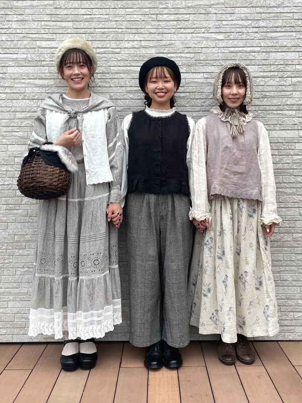 立川店/EC限定】リネンノースリレースブラウス（オフホワイト/ブラック