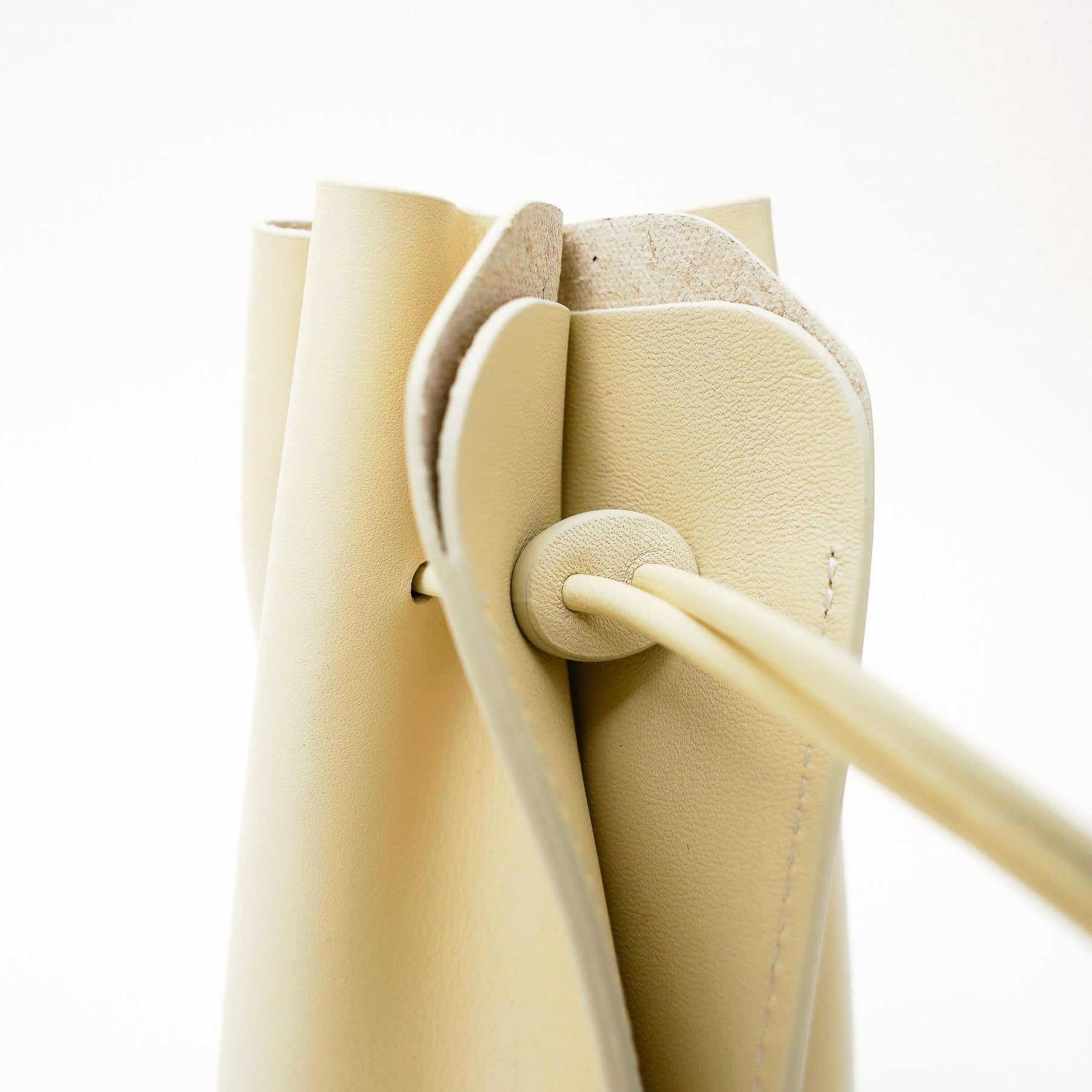 HERRIE KINCHAKU POUCH - PM / RAPTO FLEX｜ミニマル 巾着ポーチ 本革