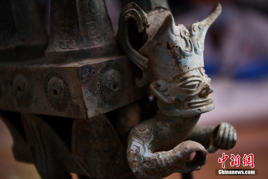 三星堆遺跡、新発見の「青銅神獣」と「青銅神壇」は「銅頂壇人像」と