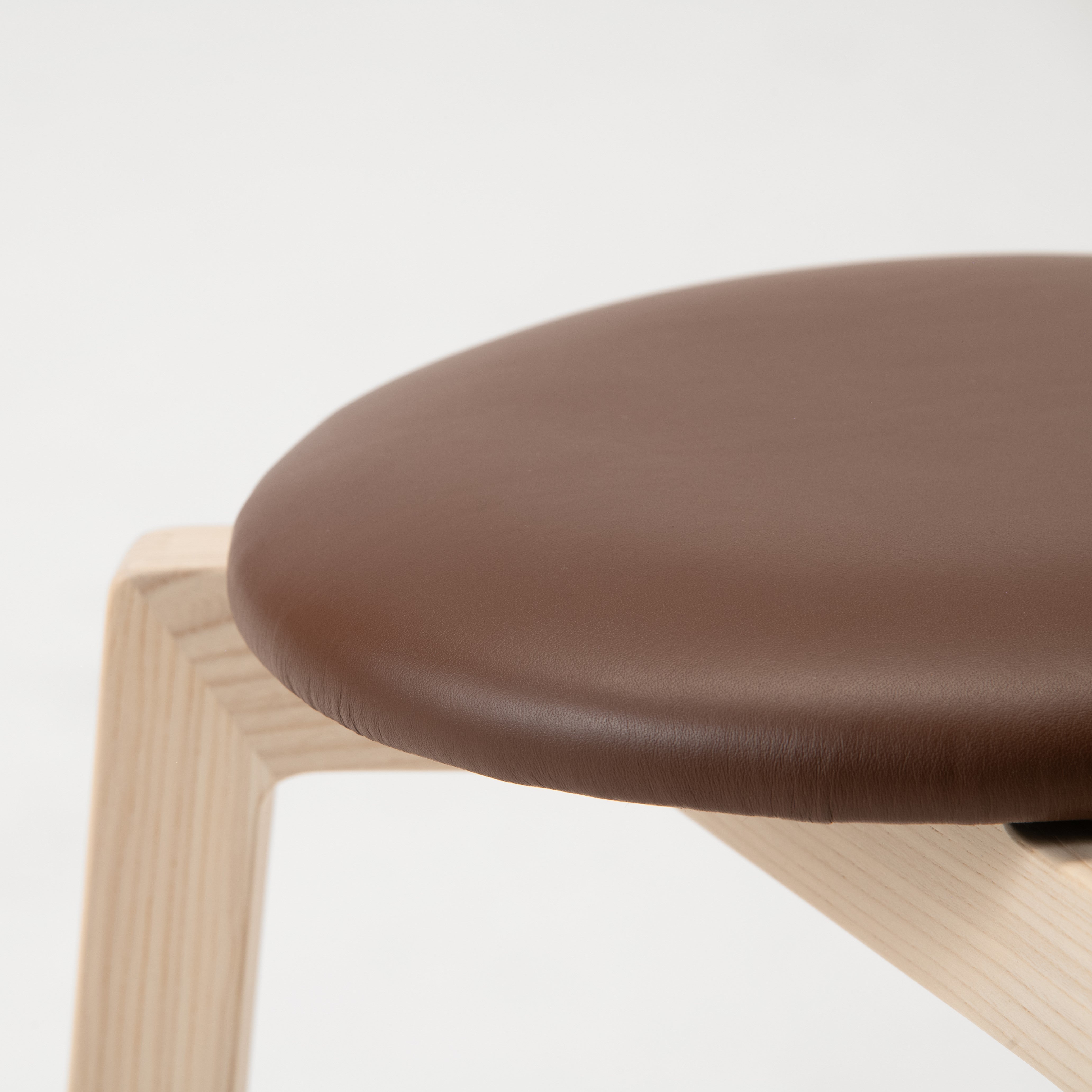 旭川家具 スツール | Stacking Stool 02 センの木 | 革座 ダークブラウン |