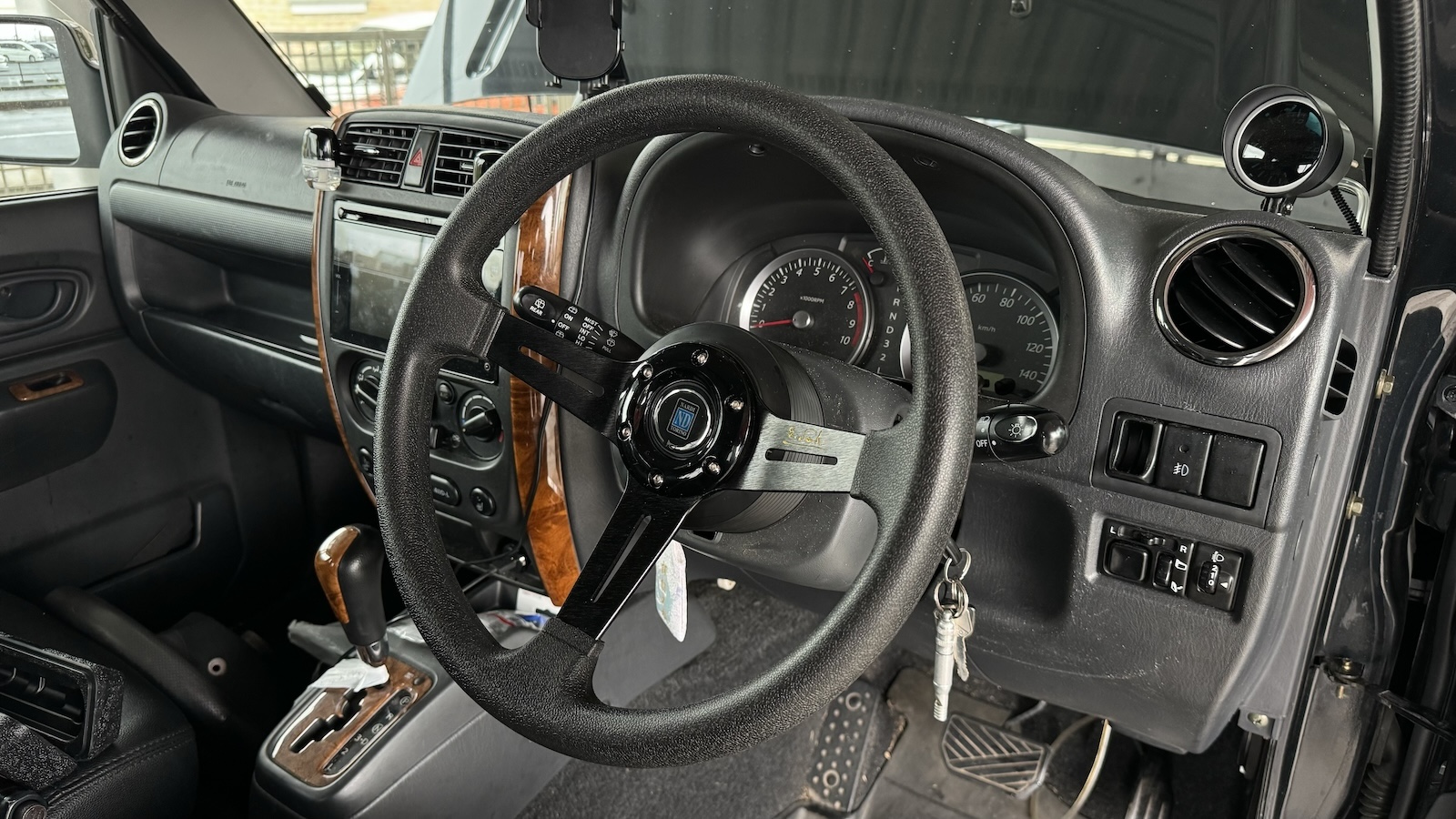 ジムニーのステアリングを純正からナルディ風ハンドルに交換しました