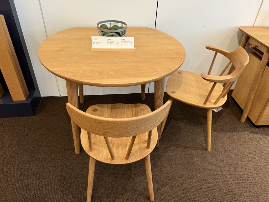 飛騨産業・壁につけられる変形丸テーブル・YURURI | 住賓館